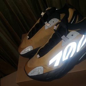 Adidas Yeezy Boost  700 MNVN